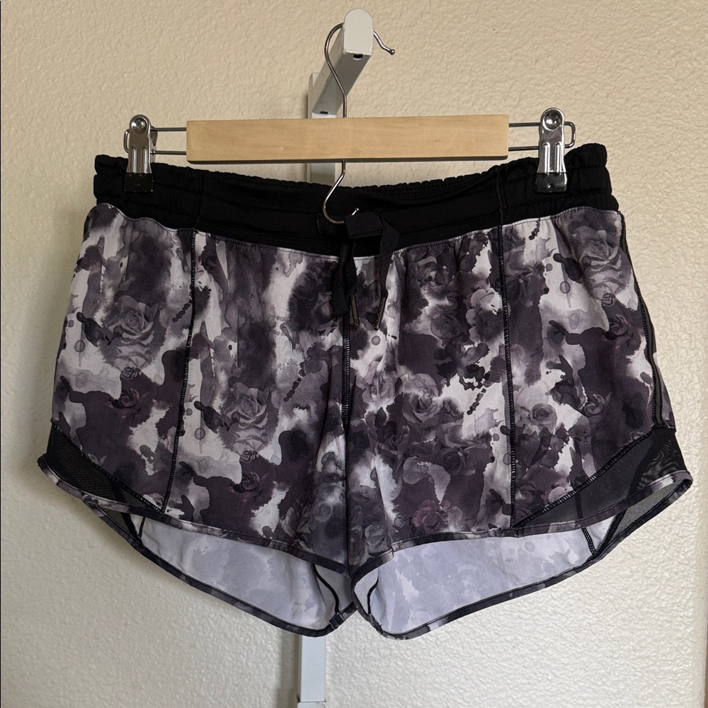 Lululemon Athletica Women's Black & Gray Floral Athletic Shorts